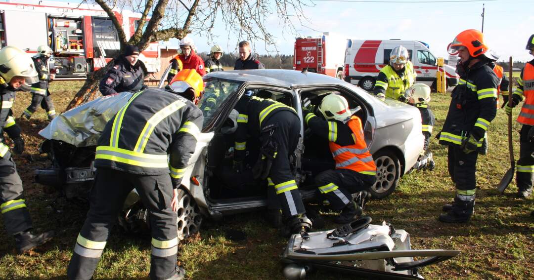 Titelbild: Thalheim: Schweren Verkehrsunfall mit eingeklemmter Person
