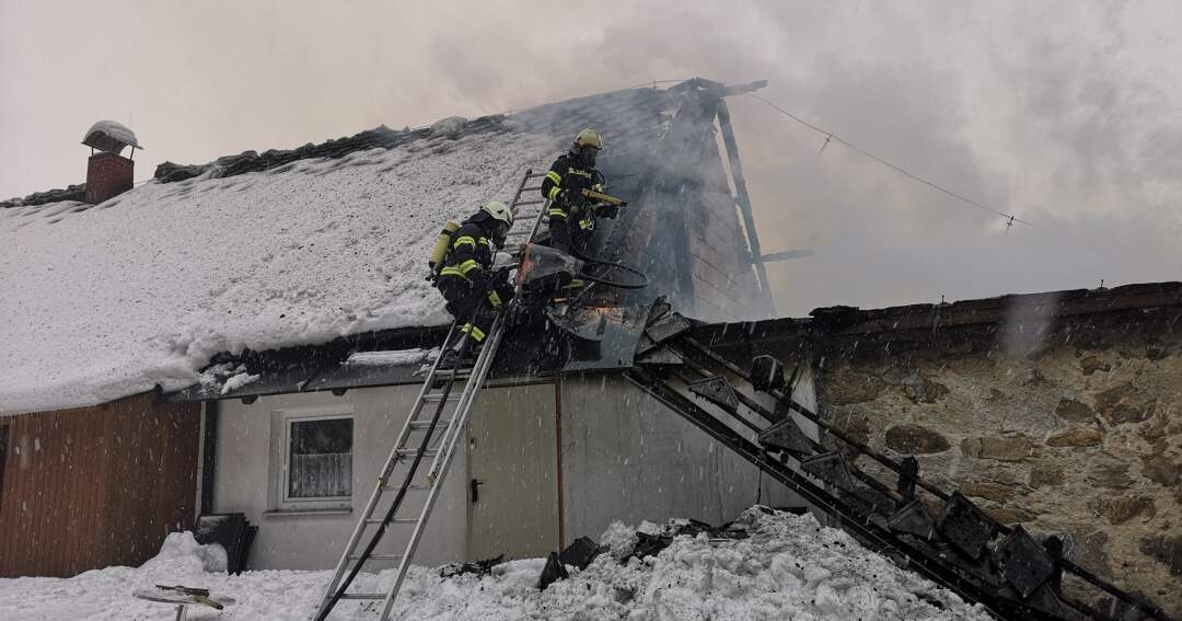 Titelbild: Wohnbereich vor Flammen gerettet
