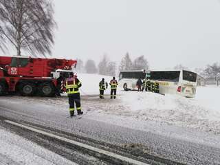 Bus kam von schneebedeckter Straße ab bergung_bus.jpg
