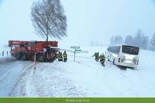 Bus kam von schneebedeckter Straße ab busunfall6.jpg