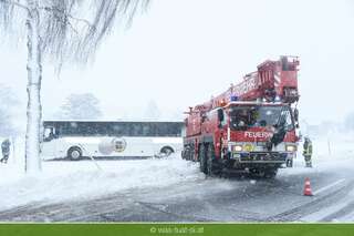 Bus kam von schneebedeckter Straße ab busunfall7.jpg