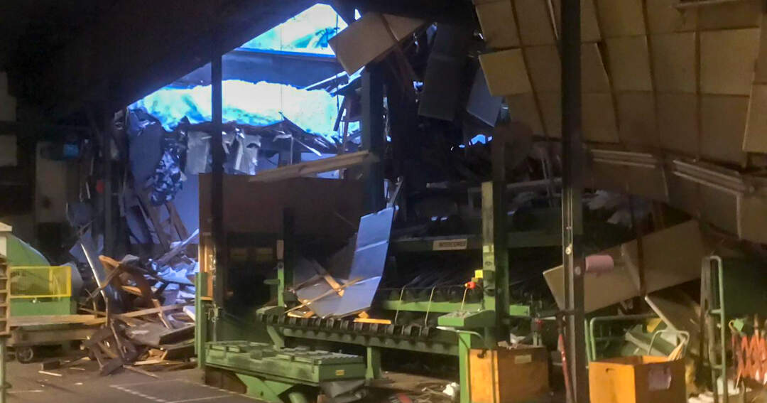 Titelbild: Schneelast: Firmenhalle in Rosenau stürzte ein