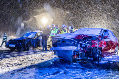 Verkehrsunfall auf Schneefahrbahn fordert drei zum Teil schwer Verletzte foke_20190111_212929_01.jpg