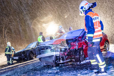 Verkehrsunfall auf Schneefahrbahn fordert drei zum Teil schwer Verletzte foke_20190111_213118_01.jpg