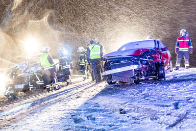 Verkehrsunfall auf Schneefahrbahn fordert drei zum Teil schwer Verletzte foke_20190111_213154_01.jpg