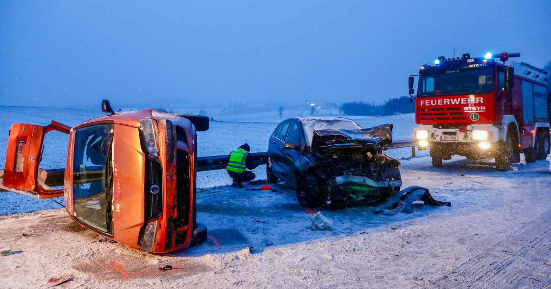 Titelbild: Zwei Verletzte bei Verkehrsunfall in Steyr