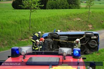 Unfall mit Kleinbus: Lenker unverletzt foto-kerschi_13-05-2010_unfall_bus_19.jpg