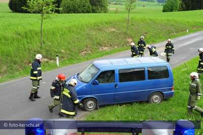 Unfall mit Kleinbus: Lenker unverletzt foto-kerschi_13-05-2010_unfall_bus_25.jpg