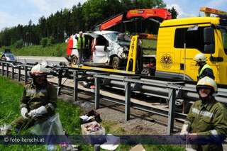 Zwei Frauen bei Unfall auf der A1 verletzt foto-kerschi_17-05-2010_unfall_a1_allhaming_10.jpg
