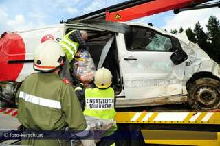 Zwei Frauen bei Unfall auf der A1 verletzt foto-kerschi_17-05-2010_unfall_a1_allhaming_20.jpg