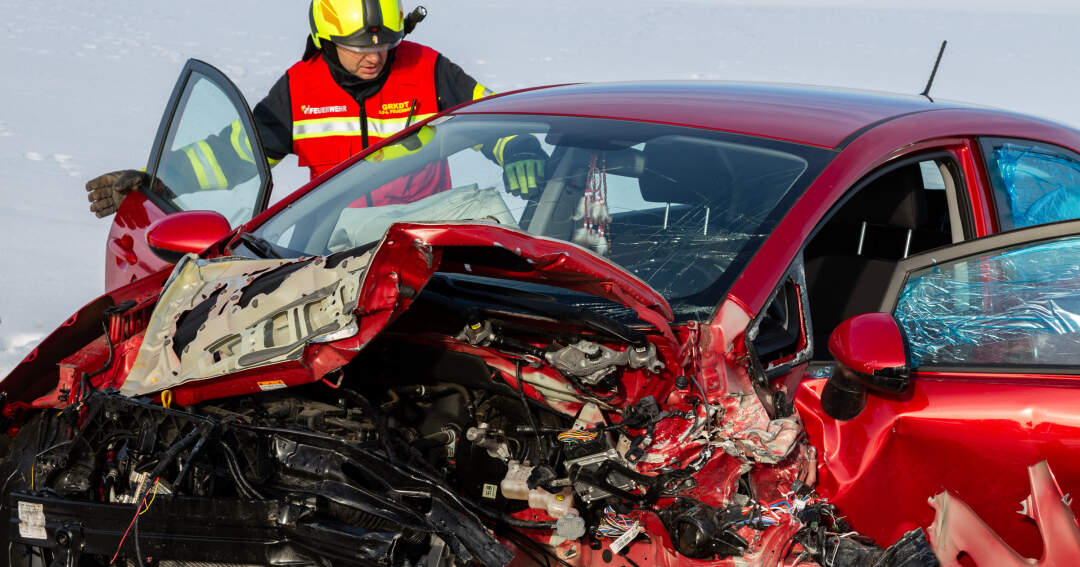 Titelbild: Verkehrsunfall mit Fahrerflucht – zwei Schwerverletzte – Hinweise erbeten