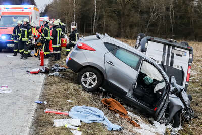 Auto schleudert in den Gegenverkehr: Drei Schwerverletzte foke_2019021218039661_005_01.jpg