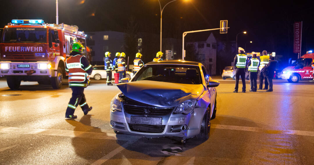 Titelbild: Unfall im Kreuzungsbereich - Person aus Auto gerettet