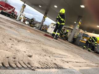 Defekt an Zapfsäule sorgt für Feuerwehreinsatz 3.jpg