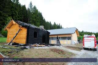 Ferienhäuser wurden Raub der Flammen 20100529_foto-kerschi_brand_blockhaus-_024.jpg