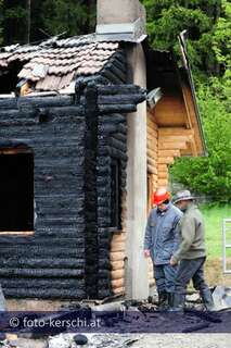 Ferienhäuser wurden Raub der Flammen 20100529_foto-kerschi_brand_blockhaus-_039.jpg