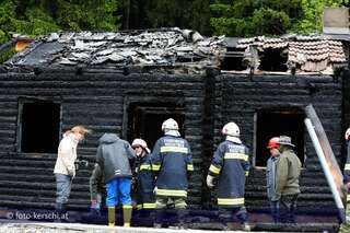 Ferienhäuser wurden Raub der Flammen 20100529_foto-kerschi_brand_blockhaus-_042.jpg