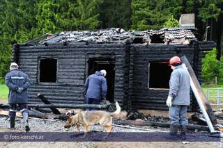 Ferienhäuser wurden Raub der Flammen 20100529_foto-kerschi_brand_blockhaus-_070.jpg
