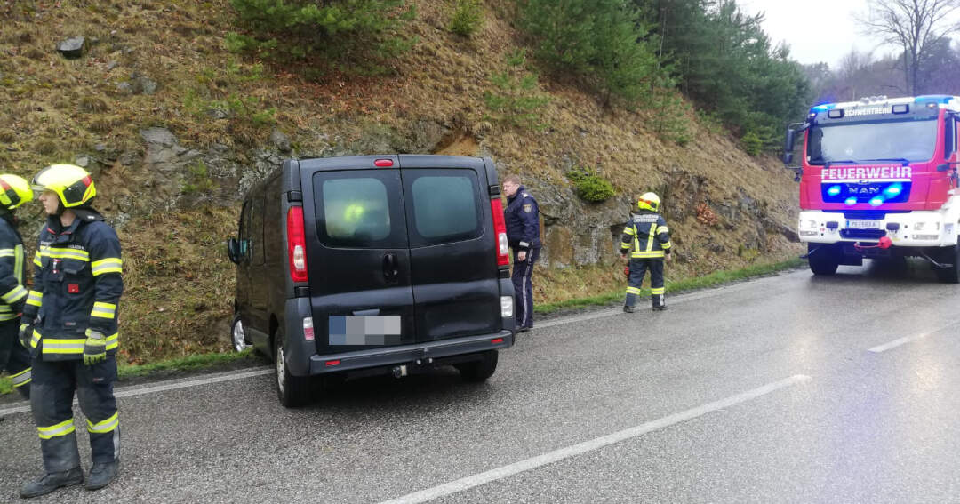 Aufräumarbeiten nach Verkehrsunfall in Schwertberg
