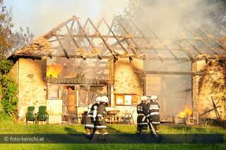 Feuer vernichtet 300 Jahre alte Scheune scheunenbrand_004.jpg