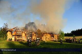 Feuer vernichtet 300 Jahre alte Scheune scheunenbrand_005.jpg