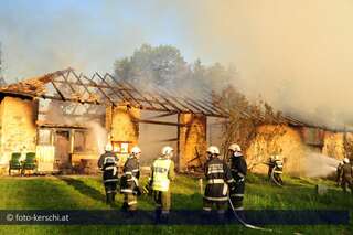 Feuer vernichtet 300 Jahre alte Scheune scheunenbrand_013.jpg
