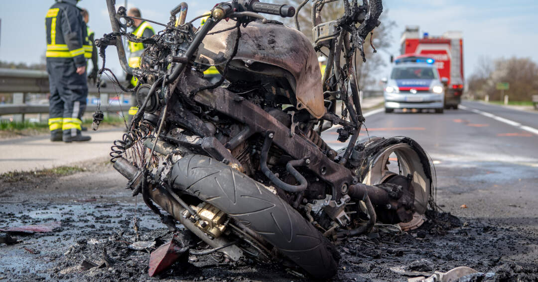 Titelbild: Motorradbrand nach Verkehrsunfall