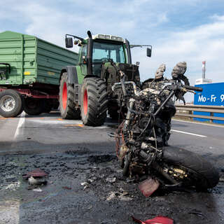 Motorradbrand nach Verkehrsunfall FOKE_2019040315127410_027.jpg