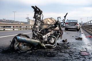 Motorradbrand nach Verkehrsunfall FOKE_2019040315187424_009.jpg