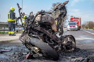 Motorradbrand nach Verkehrsunfall FOKE_2019040315217430_010.jpg