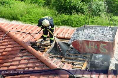 Schwieriger Dachstuhlbrand brandeinsatz_einfamilienhaus_019.jpg