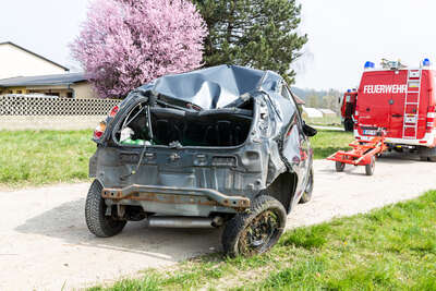 PKW landete nach Verkehrsunfall im Straßengraben IMG_0190_AB-Photo.jpg