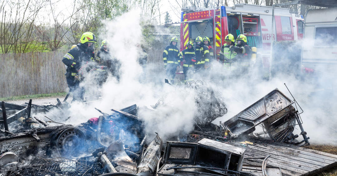 Titelbild: Wohnwagen brannte auf Campingplatz völlig nieder