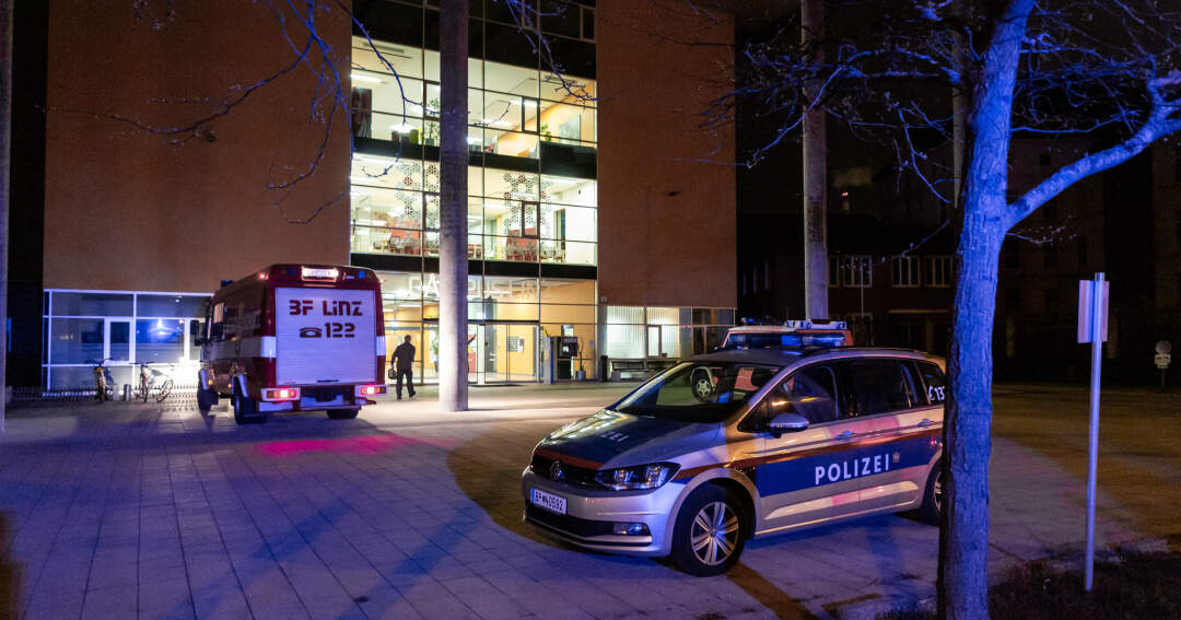 Titelbild: Nächtlicher Einsatz der Berufsfeuerwehr Linz an der FH OÖ Campus Linz