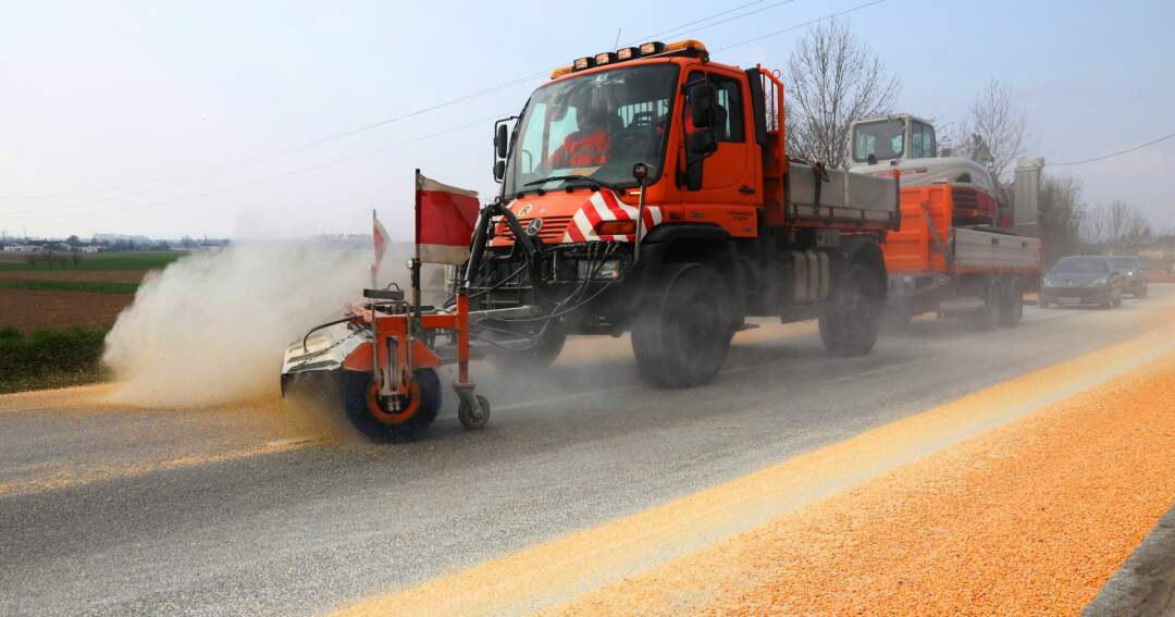 LKW verliert sieben Tonnen Mais auf 1000m Bundesstraße