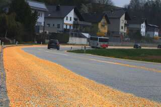 LKW verliert sieben Tonnen Mais auf 1000m Bundesstraße Mais_Muehldorf_20180409_06.jpg