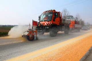 LKW verliert sieben Tonnen Mais auf 1000m Bundesstraße Mais_Muehldorf_20180409_11.jpg