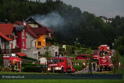 Dachstuhlbrand - ausgelöst durch Blitzschläge brand_wohnhaus_021.jpg