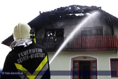 Dachstuhlbrand - ausgelöst durch Blitzschläge brand_wohnhaus_040.jpg