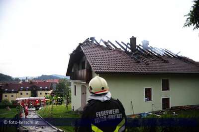Dachstuhlbrand - ausgelöst durch Blitzschläge brand_wohnhaus_043.jpg