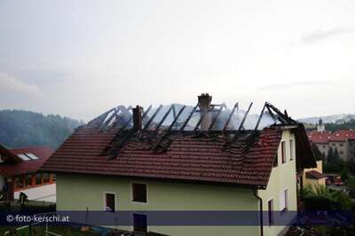 Dachstuhlbrand - ausgelöst durch Blitzschläge brand_wohnhaus_048.jpg