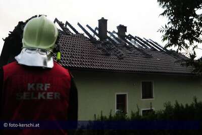 Dachstuhlbrand - ausgelöst durch Blitzschläge brand_wohnhaus_066.jpg