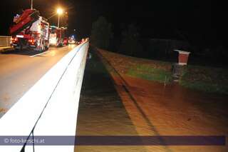 Zwei Jugendliche vom Hochwasser mitgerissen  - Für einen jungen Mann kam jede Hilfe zu spät. personenrettung_014.jpg