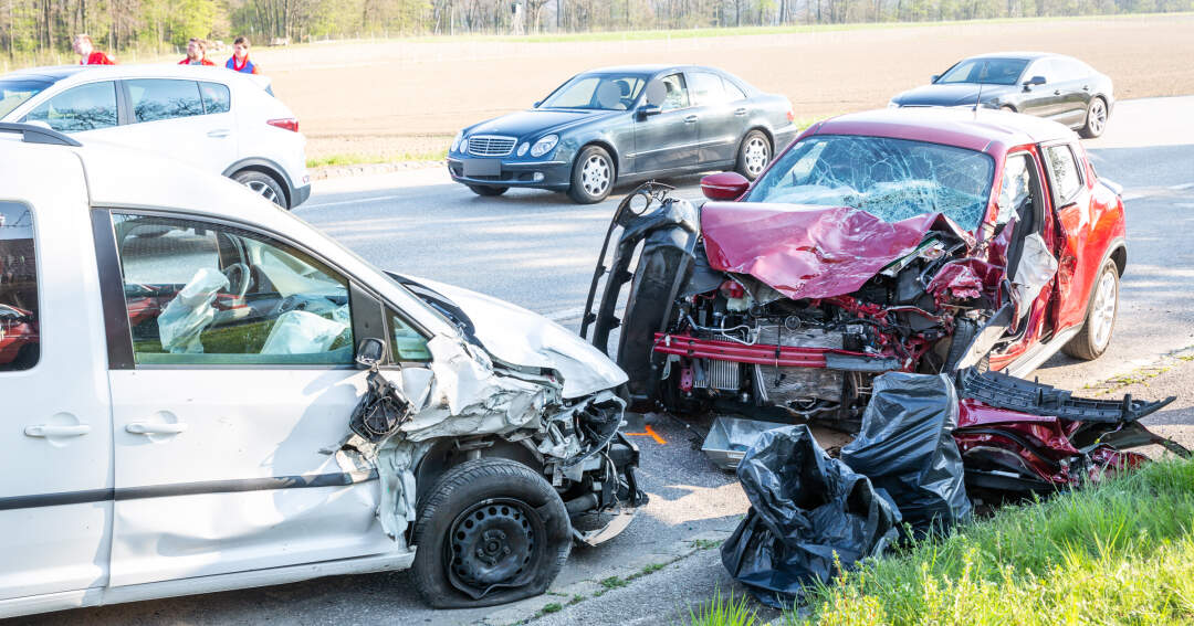 Titelbild: Unfall mit fünf Fahrzeugen