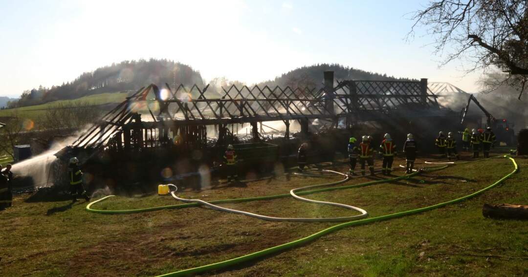 Titelbild: Brand eines landwirtschaftlichen Anwesens