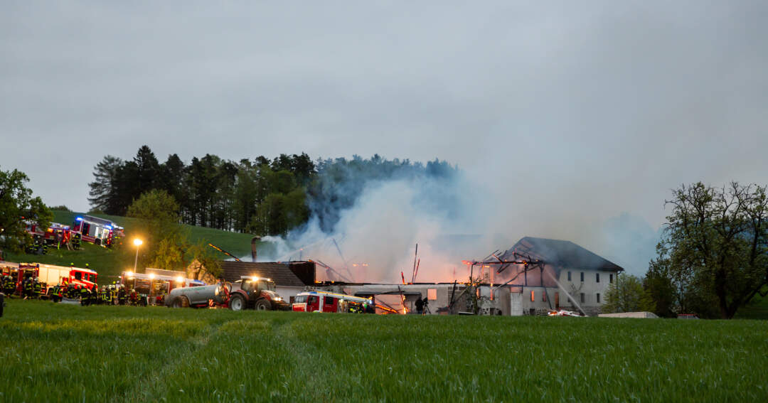 Titelbild: Großbrand eines landwirtschaftlichen Gebäudes in Bad Zell
