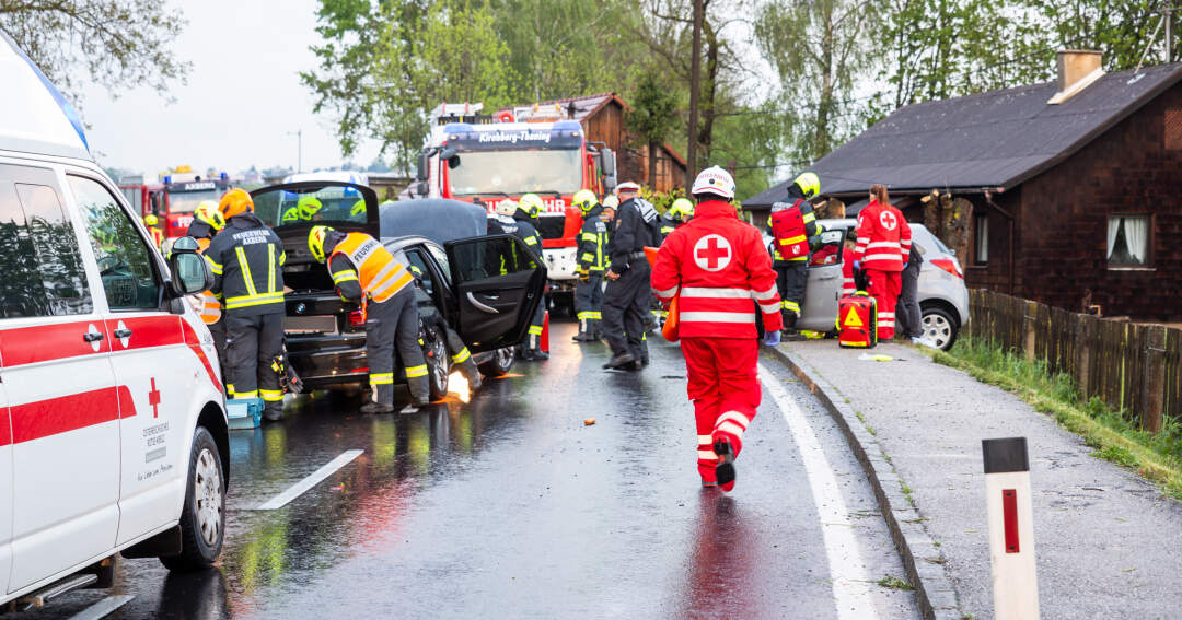 Titelbild: Verkehrsunfall in Kirchberg-Thening (Linz Land)