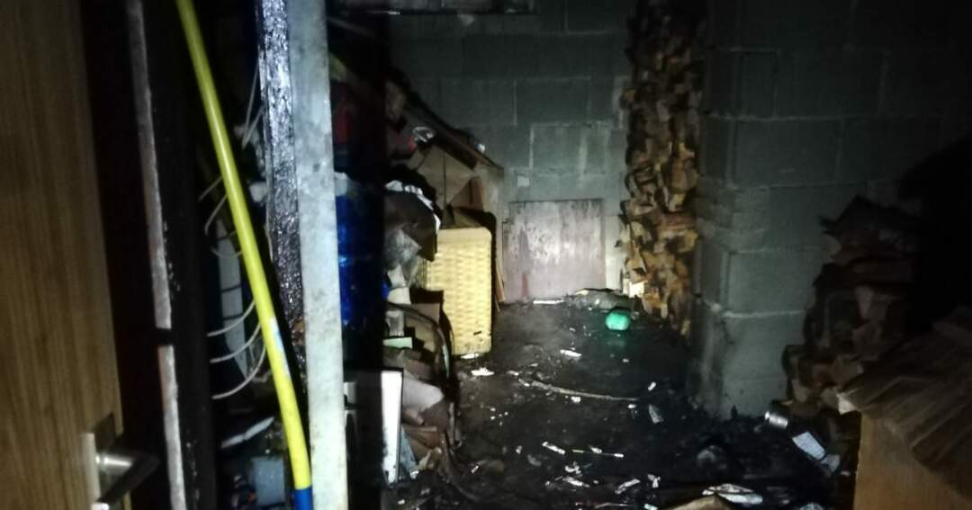 Titelbild: Papierrollen fielen aus Ofen – Holzlager geriet in Brand