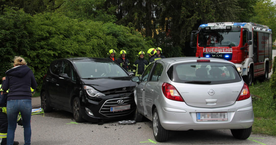 Titelbild: Aufräumarbeiten nach Verkehrsunfall in Schwertberg