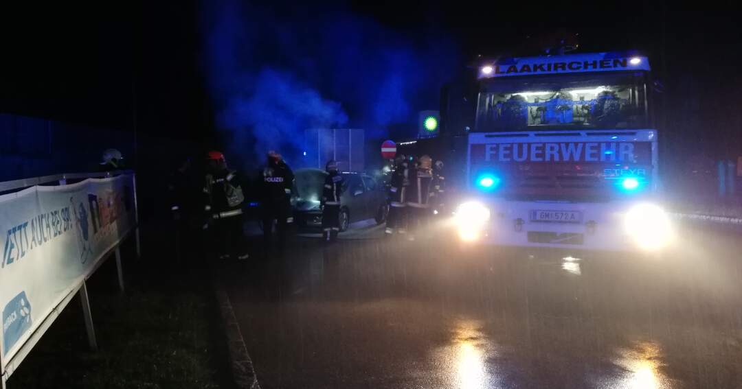 Titelbild: PKW-Brand auf der Autobahn A1 bei Laakirchen